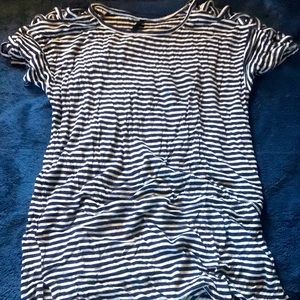 Short-sleeved shirt with "rips" on the shoulder stripped